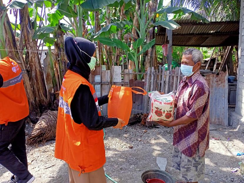 Rumah Zakat membersamai warga yang sedang isoman dengan membagikan 25 paket sembako dan vitamin kepada warga yang terdampak di kota Palu dan Kabupaten Sigi.
