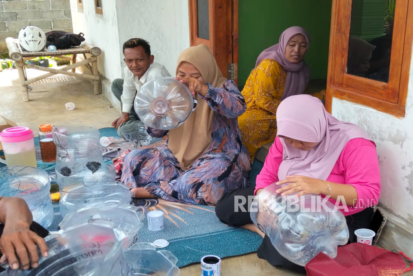 Rumah Zakat membina ibu-ibu untuk mendaur ulang galon minuman bekas menjadi barang lebih bermanfaat.