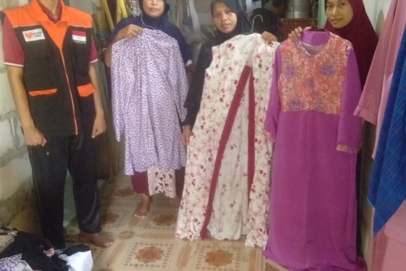 Rumah Zakat memfasilitasi penerima manfaat di Desa Berdaya Sukamekarsari Kab. Lebak, Banten untuk belajar menjahit.