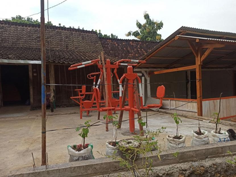 Rumah Zakat menambah tiga unit alat fitnes lansia yang akan di pasang di lokasi active zone yang terletak di lingkungan Desa Kalimaro RT 02/03.
