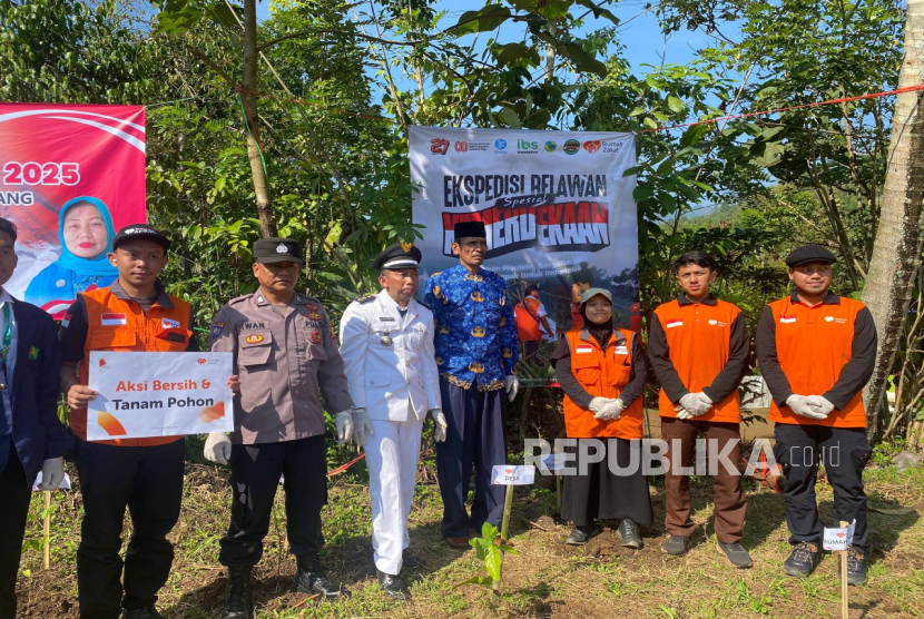 Rumah Zakat menanam pohon di Kampung Budiharti, menjadi pijakan bagi inisiatif pelestarian lingkungan yang lebih besar di masa mendatang.
