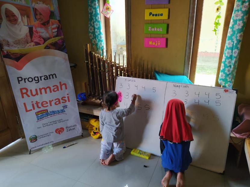 Rumah Zakat mencoba memberikan solusi dengan mengadakan bimbingan belajar melalui Rumah Literasi Asmanadia yang berada di Desa Tambaksogra, Kecamatan Sumbang sehingga dapat membantu orang tua dan masyarakat yang memiliki anak usia dini dan usia sekolah dasar.