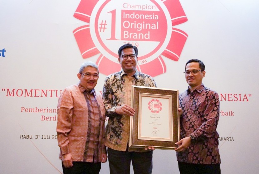 Rumah Zakat mendapatkan penghargaan 1st Champion Indonesia Original Brand Award 2019 untuk kategori ZIS dari majalah SWA dan Business Digest di Hotel Shangri-La, Jakarta pada Rabu (31/7) malam. 