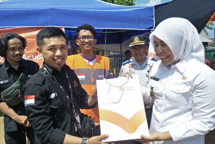 Rumah Zakat mendirikan pos segar untuk korban kebakaran Kertapati, Kota Palembang. 