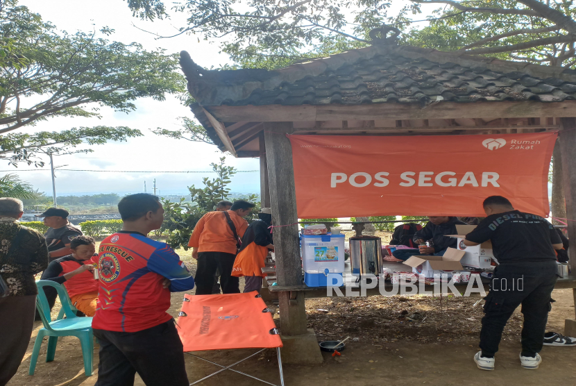Rumah Zakat mendirikan Pos Segar untuk mendukung petugas SAR Gabungan dalam operasi kemanusiaan terkait tenggelamnya KMP Tunu Pratama Jaya di perairan Selat Bali.
