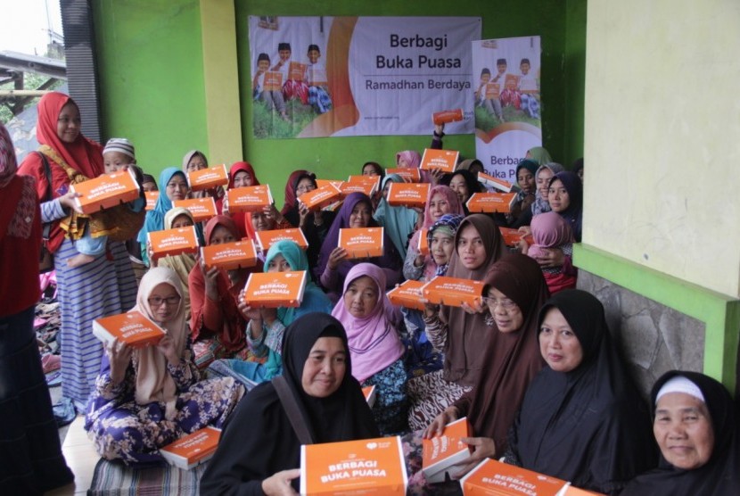 Rumah Zakat mendistribusikan 120 paket Berbagi Buka Puasa (BBP) di Dusun Tamanharjo, Kecamatan Singosari, Kabupaten Malang. 