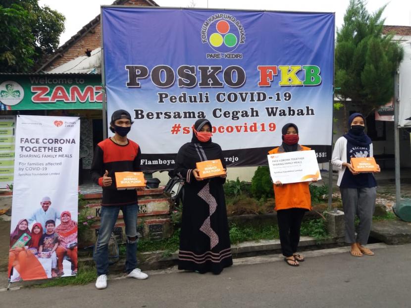 Rumah Zakat mendistribusikan 300 boks paket Berbagi Buka Puasa (BBP) kepada pengurus Forum Kampung Bahasa.