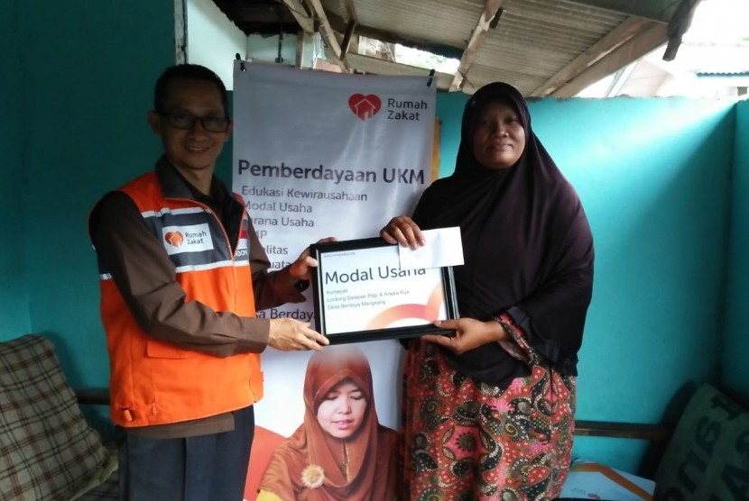 Rumah Zakat mendistribusikan bantuan modal usaha untuk empat orang member binaan. 