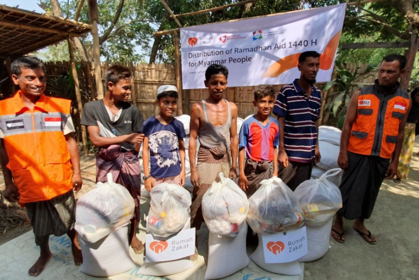 Rumah Zakat mendistribusikan bantuan Ramadhan untuk pengungsi Rohingya di Sittwe. 