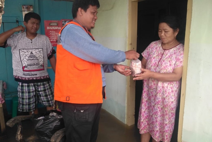  Rumah Zakat mendistribusikan bantuan untuk korban banjir di Palembang. 