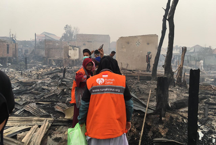 Rumah Zakat mendistribusikan bantuan untuk korban kebakaran di Palembang.