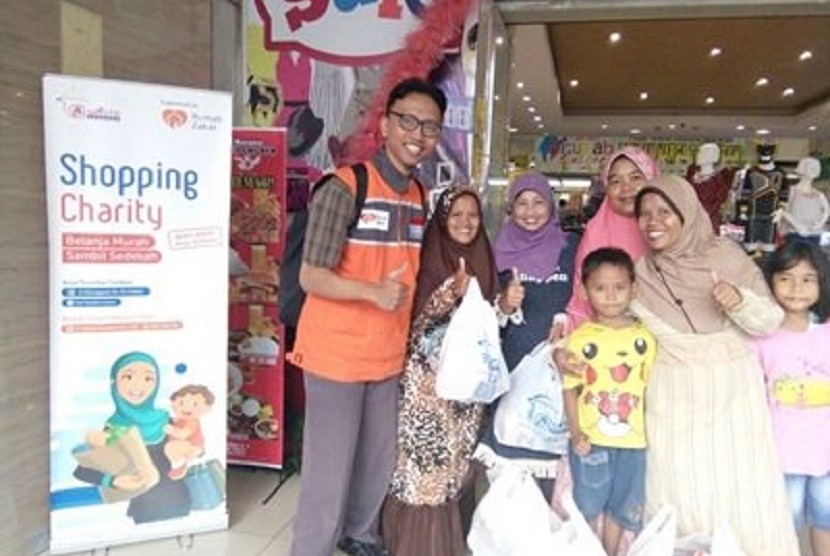Rumah Zakat mendistribusikan Bingkisan Keluarga Berdaya untuk 6 orang di Kota Cirebon, Jawa Barat.
