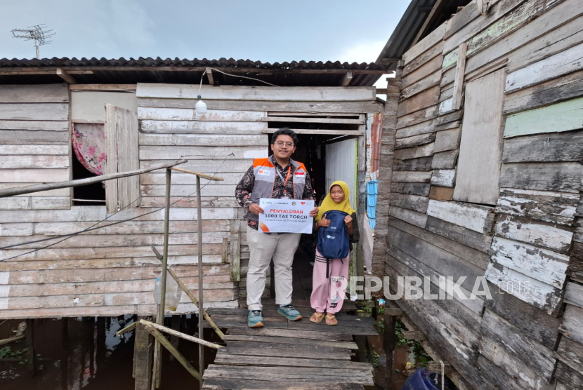 Rumah Zakat mendukung peningkatan kualitas pendidikan anak-anak Indonesia melalui program 1.000 tas Torch untuk pelajar negeri. 