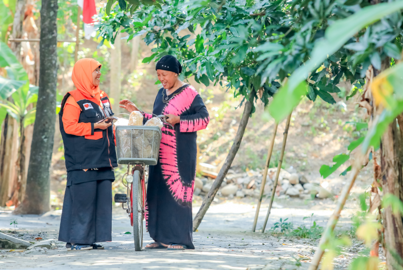 Rumah Zakat menemui Mbah Tun untuk memberikan bantuan kompor demi melancarkan usahanya.