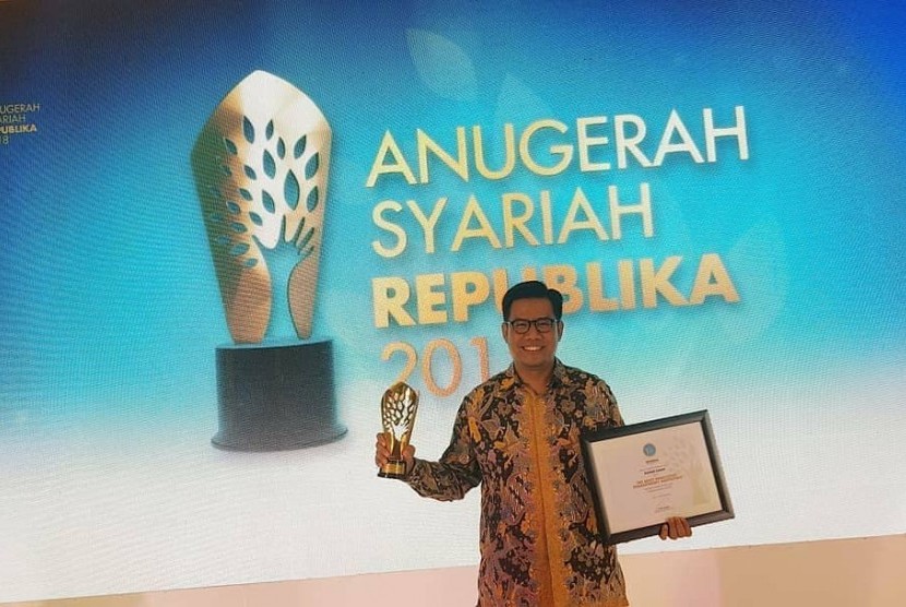 Rumah Zakat menerima penghargaan Anugrah Syariah Republika 2018 sebagai The Most Innovative Phylantrophy Institution, Kamis (8/11). 