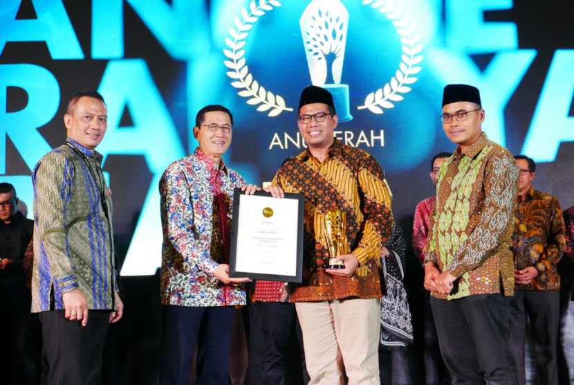 Rumah Zakat menerima penghargaan Anugrah Syariah Republika 2019 sebagai The Most Innovative Phylantrophy Institution, Selasa (19/11).
