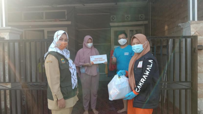 Rumah Zakat menerjunkan 2 relawan untuk mendistribusikan bantuan kepada warga yang sedang isoman di Desa Peuteuycondong, Kecamatan Cibeber, Kabupaten Cianjur, Ahad (25/7).