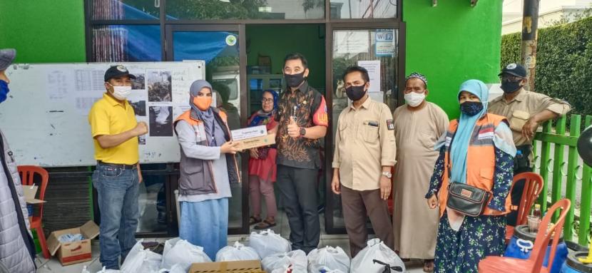 Rumah Zakat menerjunkan 5 relawan untuk mendistribusikan bantuan kepada korban kebakaran di dua lokasi di kota Bandung, Jum’at (11/09). Lokasi pertama berada di Jalan Tegallega RT 1-5 RW 03 Kelurahan Pelindung Hewan, Kecamatan Astana Anyar.