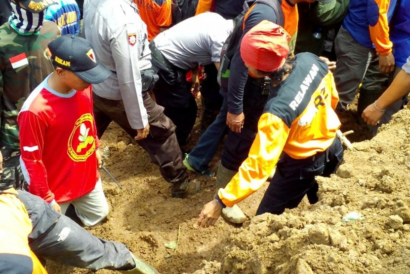 Rumah Zakat menerjunkan relawan untuk membantu proses evakuasi korban longsor di Kabupaten Ponorogo, Senin (3/4). 