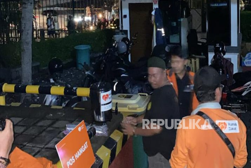 Rumah Zakat menerjunkan relawannya untuk membantu korban banjir di Bali, fokus pada evakuasi dan distribusi bantuan logistik. 