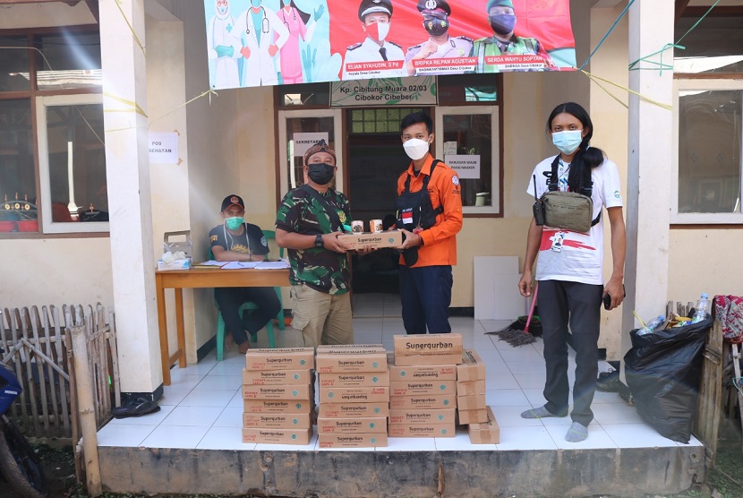 Rumah Zakat menerjunkan satu relawan untuk mendistribusikan bantuan kepada korban longsor di desa cibokor kampung babakan cingkeuk, Kabupaten Cianjur, Ahad (6/6). Bantuan itu berupa 400 paket siaga pangan Superqurban. 