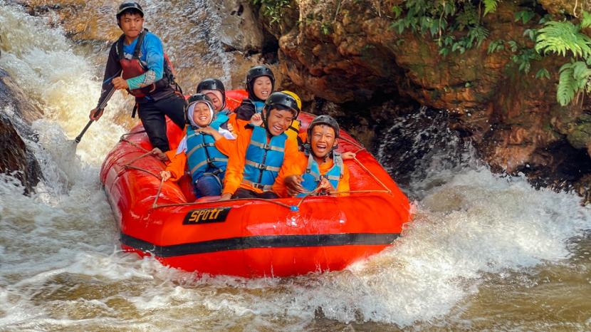 Rumah Zakat mengadakan acara kegiatan liburan dengan mengajak anak-anak juara binaan untuk pergi jalan-jalan. Dengan mengusung tema “Petualangan Penuh Warna Bersama Anak Juara, Sehari Bersama, Sejuta Kenangan” pada Ahad (1/9/2024) di Pangalengan, Bandung, Jawa Barat.