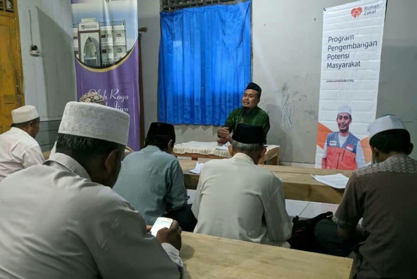 Rumah Zakat mengadakan pelatihan perawatan jenazah di Desa Gedong, Kecamatan Banyubiru, Kabupaten Semarang.