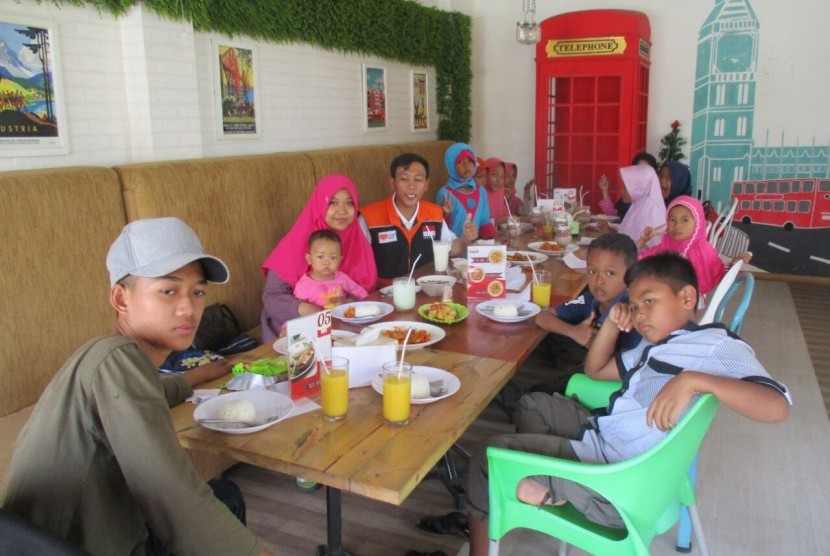 Rumah Zakat mengadakan program Berbagi Bersama Yatim (BBY) mengajak 11 anak yatim di Desa Blater, Kec. Poncowarno, Kab. Kebumen, Jawa Tengah, Ahad (22/10).