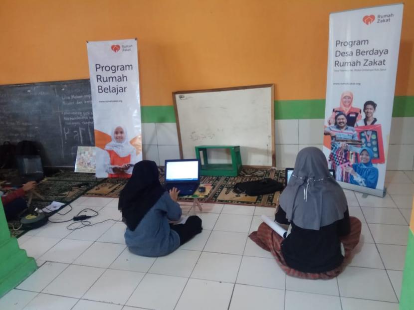 Rumah Zakat mengadakan program pelatihan komputer intensif secara gratis bagi pelajar dan santri. Pelatihan ini dilaksanakan pada Ahad (6/9) di Kampung Citamiang, Kabupaten Garut dan diikuti oleh 10 orang pelajar.