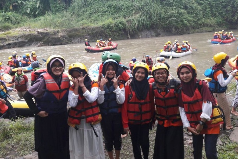 Rumah Zakat mengajak anak-anak yatim untuk rafting.