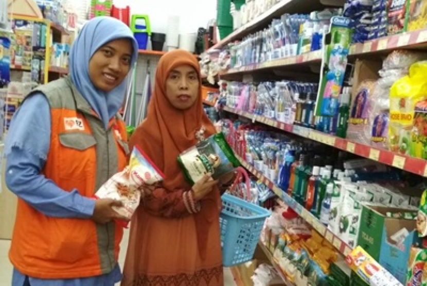 Rumah Zakat mengajak Ibu Sheila berbelanja sebagai bagian dari program Bingkisan Keluarga Berdaya.