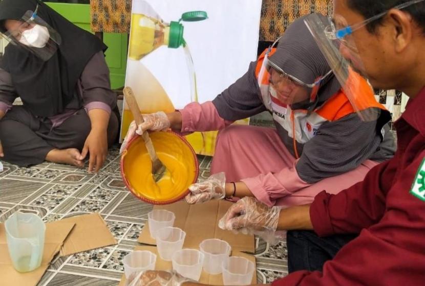 Rumah Zakat mengandeng Bank Sampah Kota Hijau Balikpapan memberikan edukasi kepada para kader di RT 13 Lamaru untuk bisa memanfaatkan minyak jelantah (mijel).