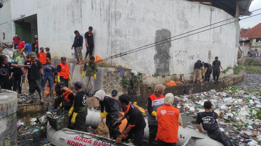 Rumah Zakat menggelar aksi bersih sungai di Bendungan Sungai Cimulu Kota Tasikmalaya.