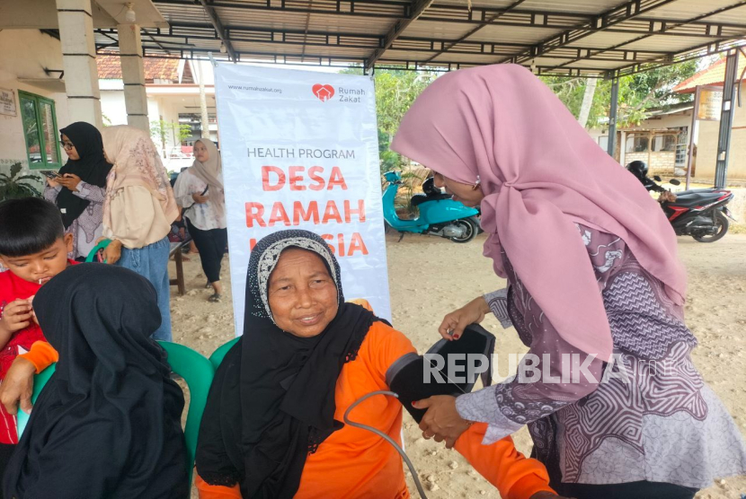 Rumah Zakat menggelar pemeriksaan kesehatan lansia, bermitra dengan Posyandu Teratai, Dusun Bunut, Desa Plakpak, Pamekasan. 