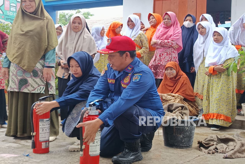 Rumah Zakat menggelar Volunteer Goes to School Mitigasi Kebakaran di SDIT Ottoman, Depok.