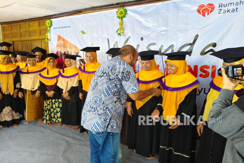 Rumah Zakat Gelar Wisuda Sekolah Lansia di Desa Berdaya Girilayu
