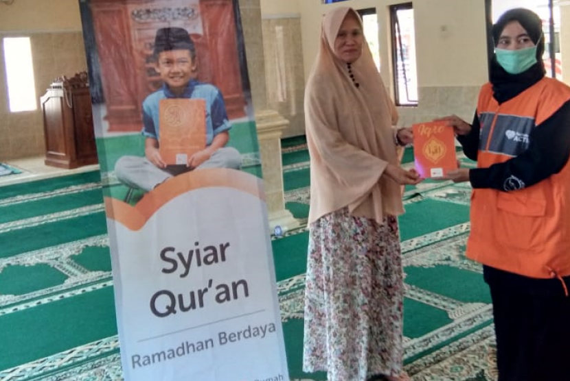 Rumah Zakat menggulirkan program Syiar Quran untuk berbagi Alquran kepada anak-anak tak mampu.