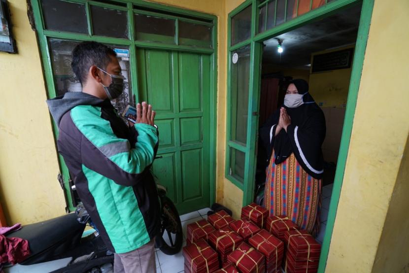 Rumah Zakat menginisiasi program Bingkisan Keluarga Pra Sejahtera berupa sembako dan juga 135.000 paket makanan siap santap yang akan didistribusikan di 33 provinsi. Pendistribusian pertama, dilakukan di Jakarta dan Bandung.