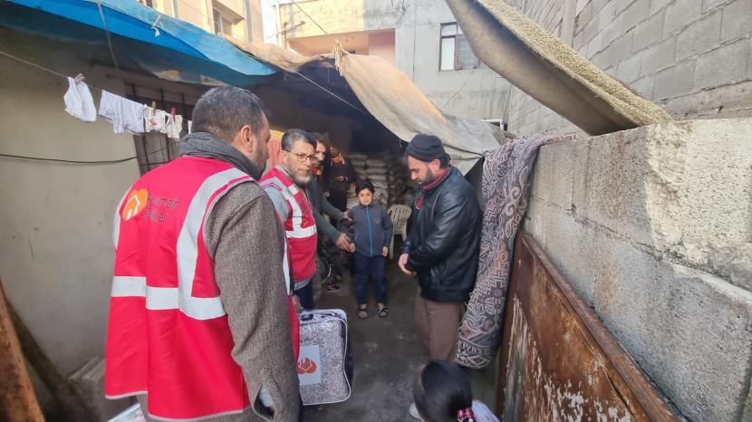 Rumah Zakat mengirim tim relawan dan mendistribusikan bantuan darurat bagi korban gempa Turki.