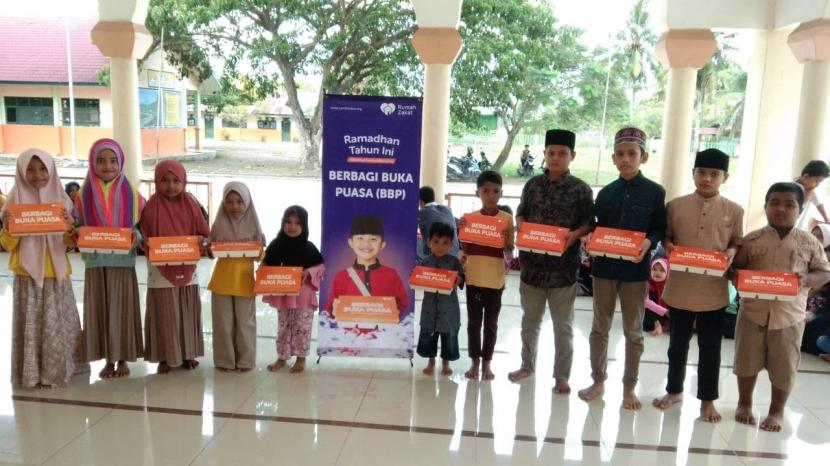 Rumah Zakat menitipkan 110 paket Berbagi Buka Puasa kepada warga dan anak asuh Rumah Zakat di Mesjid Montasik Aceh Besar.