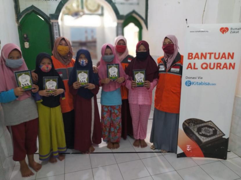 Rumah Zakat menurunkan 5 orang relawan untuk menyalurkan program Syiar Quran di Musholla Al-Abror yang terletak di Jalan Tanah Rendah Gang 20, Kelurahan Kebon Pala, Kecamatan Makasar, Jakarta Timur.