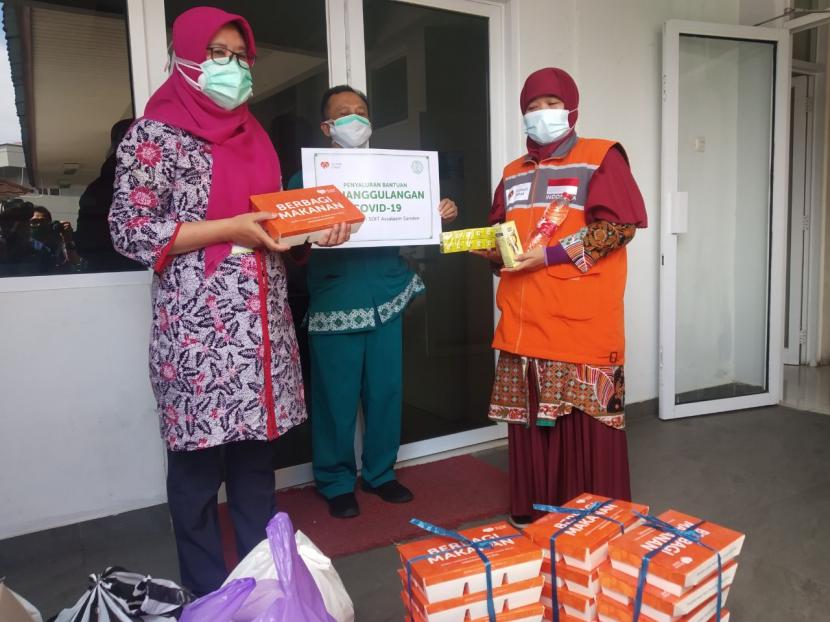 Rumah Zakat menyalurkan 100 paket suplemen dan makanan siap saji untuk para penjaga pasien, tenaga kesehatan dan relawan garda depan penanganan Covid-19 di RSUP DR Sardjito Yogyakarta. 