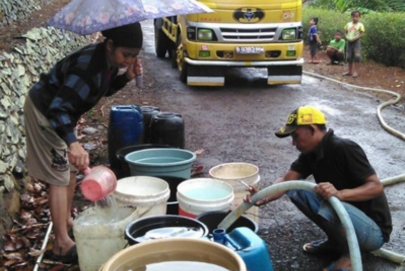 Rumah Zakat menyalurkan 15 ribu liter air bersih untuk warga desa Jaasari, Kabupaten Cilacap.