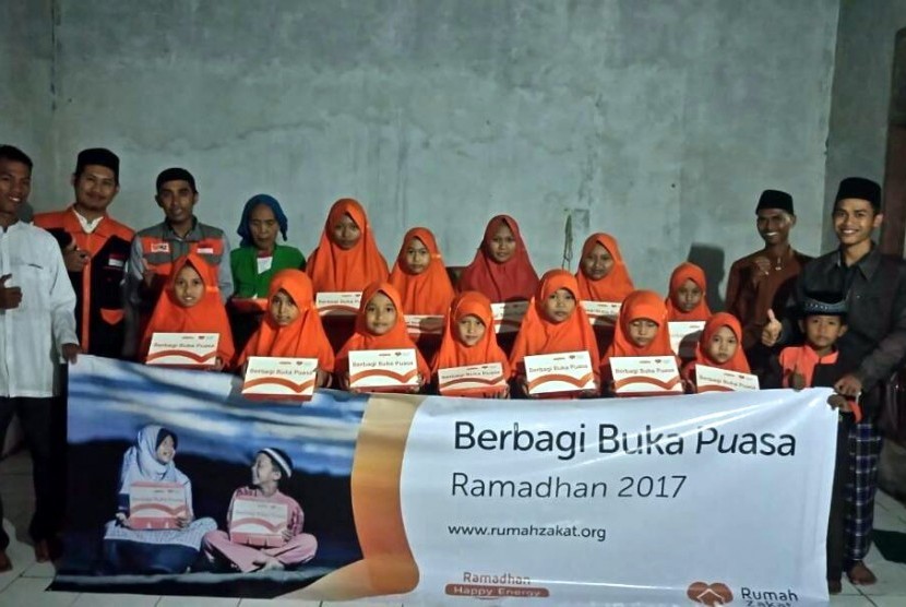 Rumah Zakat menyalurkan 170 paket BBP (Berbagi Buka Puasa) di Mushola Al Ikhlas Lebakayang, Bulakan, Kec. Cibeber, Colegon.