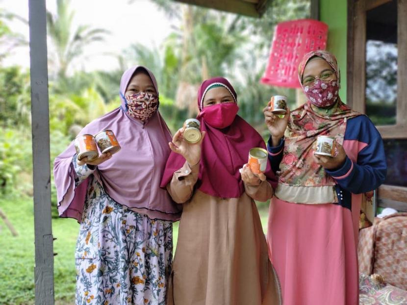 Rumah Zakat menyalurkan 400 paket Superqurban untuk 200 Kepala Keluarga (KK) sebagai penerima manfaatnya di tiga kampung mualaf Kabupaten Kutai Barat.