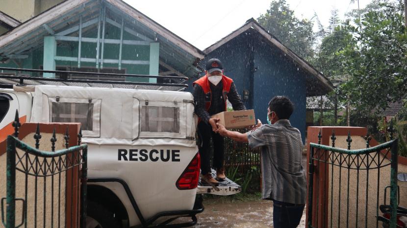 Rumah Zakat menyalurkan 600 paket kornet dan rendang Superqurban di Cisewu Kabupaten Garut serta Cimaung Kabupaten Bandung, Rabu (20/10).