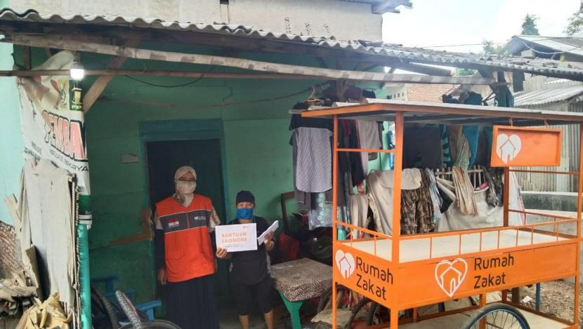 Rumah Zakat menyalurkan amanah dari donatur untuk nenek Euis yang tinggal di RW 11 Samadikun Utara, Kelurahan Kesenden, Kecamatan Kejaksan, Kota Cirebon.