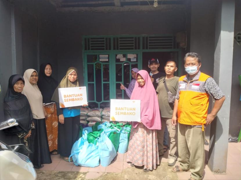 Rumah Zakat menyalurkan bantuan 100 paket sembako untuk warga