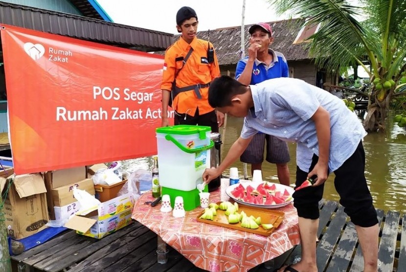 Rumah Zakat menyalurkan bantuan 300 paket Superqurban untuk korban banjir Banjarmasin.