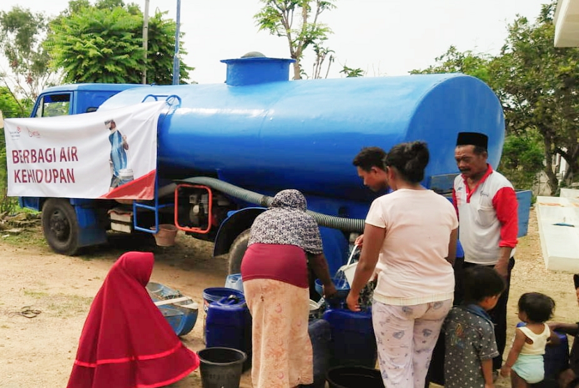 Rumah Zakat menyalurkan bantuan air bersih dalam program Berbagi Air Kehidupan.